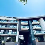 Oyo Home 1364 Fully Furnished Studio Apartments Jvc