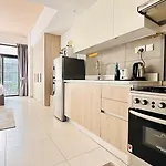 Oyo Home 1364 Fully Furnished Studio Apartments Jvc
